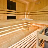 Wnętrze sauny. Drewniane ławy i ściany.