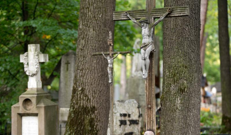 Drewniany krzyż na cmentarzu