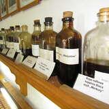 Buteleczki z naftą w Muzeum Przemysłu Naftowego i Etnografii w Libuszy.