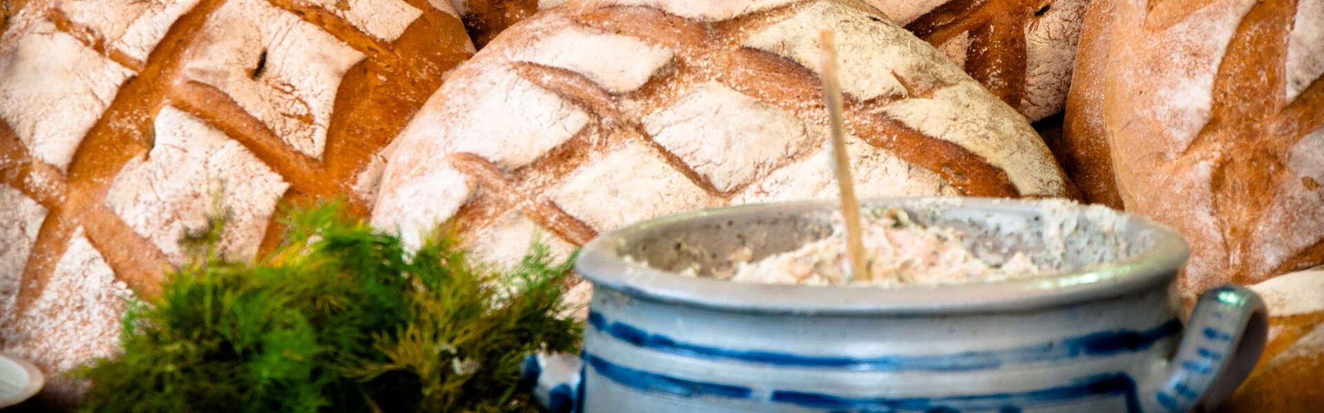 bochenki chleba i smalec w naczyniu
