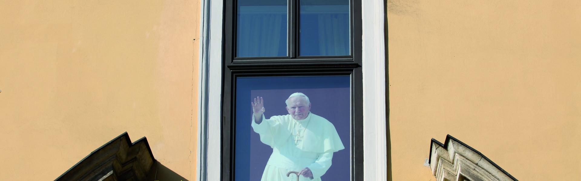 Widok na okno papieskie w Krakowie, z wizerunkiem Jana Pawła II