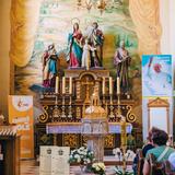 W centralnym punkcie kaplicy świętej Rodziny, z figurami świętej Rodziny, stoi kamienna, barokowa chrzcielnica, przy której w 1920 roku ochrzczono Karola Wojtyłę.