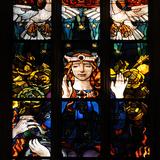 Wysoki, kolorowy witraż Mehoffera w Katedrze na Wawelu, przedstawiający Maryję z podniesionymi rękoma do góry, z dwoma łabędziami nad nią i rękoma zwracającymi się ku niej.