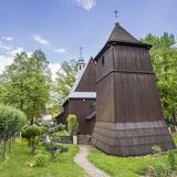 Drewniany kościół z dzwonnicą.