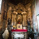 Wnętrze kaplicy z ołtarzem z obrazem Jezusa.