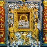 Wizerunek Matki Bożej w srebrnej sukience, obraz umieszczony w barokowym ołtarzu z kolumnami i aniołkami.