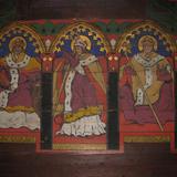 Malowidła ścienne przedstawiające trzech świętych. Na dole obrazów podpisy - B. Winc Kadłubek, S. Stanisław Szczep, Buuo Odrowąż.
