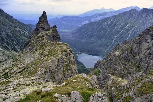 Szczyt Mnich w Tatrach, w tle widać jezioro Morskie Oko.