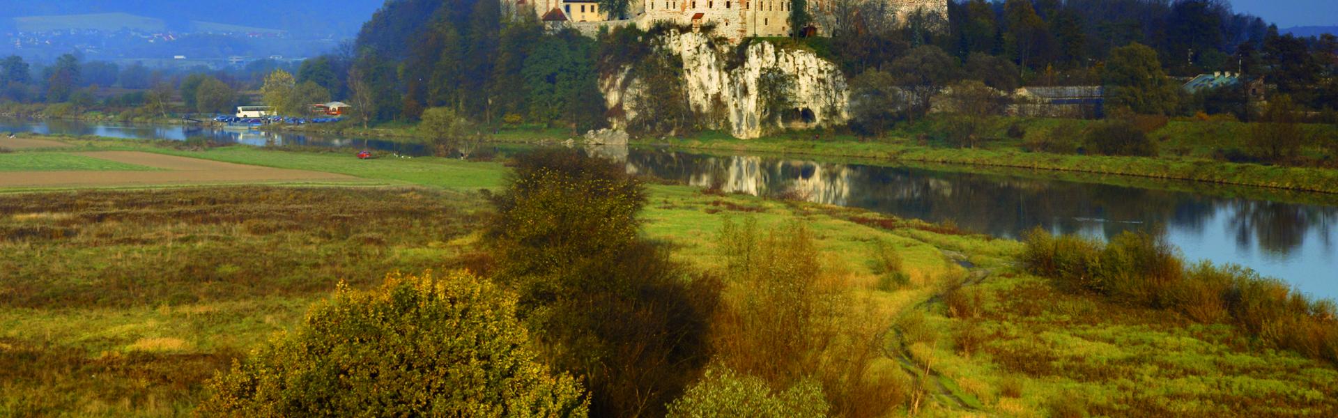 Biały klasztor na wzgórzu nad rzeką.