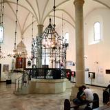 Bima, czyli ozdobiona metalowymi elementami mównica stojąca na środku synagogi.