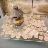Zamek Żupny ekspozycja - monety leżące obok pojemniczka