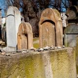 Stare kamienne nagrobki - macewy na cmentarzu.