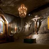 Kaplica w kopalni, krzyże i obrazy na ścianach.