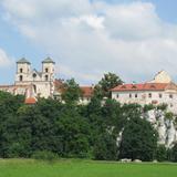 Na skalistym wzgórzu budynki klasztoru oo. benedyktynów w Tyńcu oraz kościół z dwiema wieżami. Skały porośnięte po części drzewami.