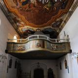 Wnętrze kościoła z polichromowanym stropem i prospektem organowym.