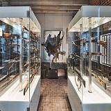 W pomieszczeniu Muzeum Armii Krajowej w Krakowie, w szklanych gablotach znajduje się ekspozycja kanadyjskiej kolekcji broni.
