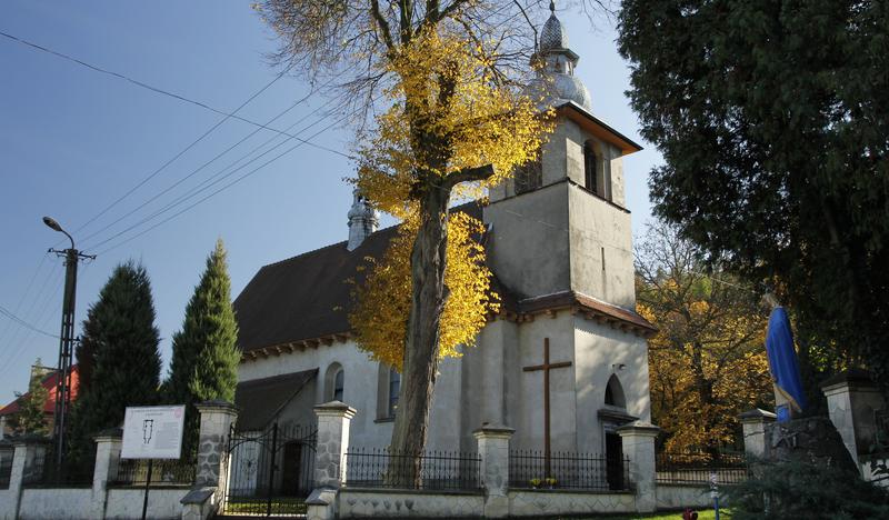Zabytkowy kościół z wieżą w scenerii jesiennej