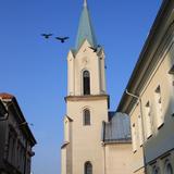 Na zdjęciu można zobaczyć okazałą budowlę, którą jest kościół Wniebowzięcia Najświętszej Marii Panny w Oświęcimiu.