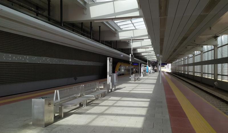 Zdjęcie ukazuje końcowy przystanek kolejowy w Krakowie na Lotnisku im. Jana Pawła II.