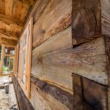 Drewniana ściana chałupy zbudowanej na zrąb.