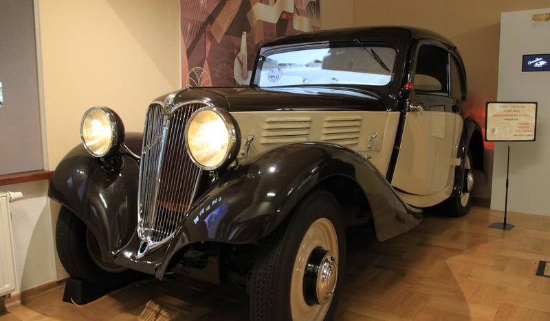 Zdjęcie przedstawia odrestaurowany luksusowy samochód Oświęcim-Praga, wyprodukowany przed II Wojną Światową