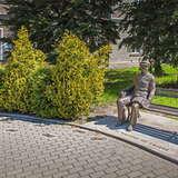 Ławeczka z posągiem siedzącego Karola Wojtyły