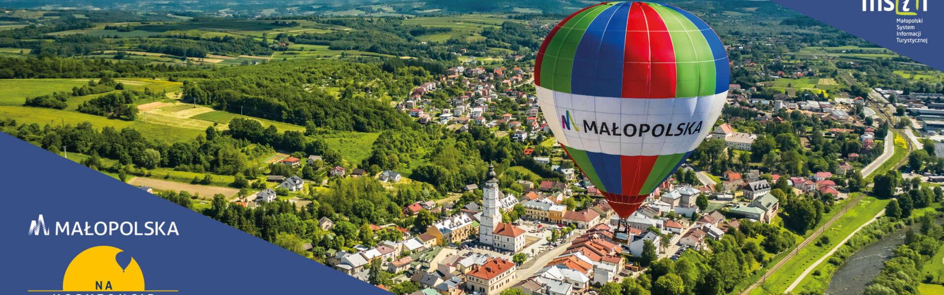 Balon na ogrzane powietrze z logo Małopolski unosi się nad Bieczem