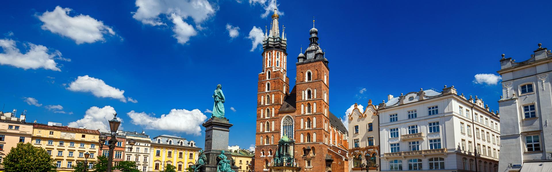 Rynek Główny w Krakowie z Kościołem Mariackim w centralnym miejscu
