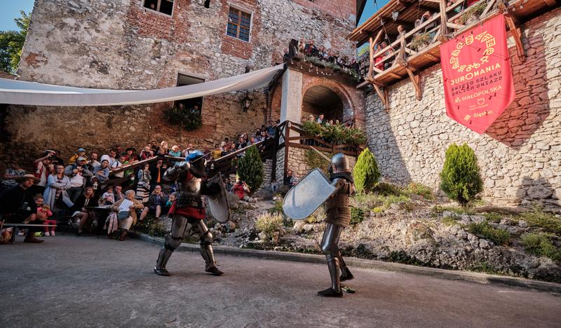 Inscenizacja walki dwóch rycerzy na dziedzińcu zamku w Korzkwi