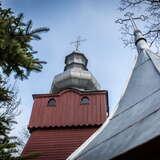 Dach wieży cerkiewnej z baniastym hełmem i krzyżem.