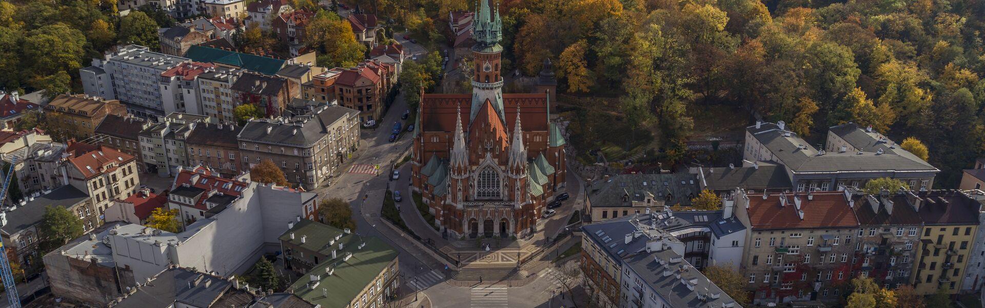 Widok na krakowskie Podgórze z góry. W centrum Kościół świętego Józefa