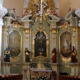 Barokowy ołtarz główny bogato zdobiony z elementami złoconymi, w który wkomponowano 3 malowidła