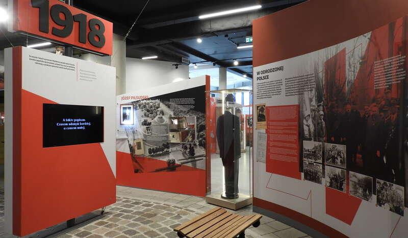 widok an wnętrze Muzeum Niepodległości w Myślenicach, ns ścianach wiszą fotografie i grafiki związane z wojną