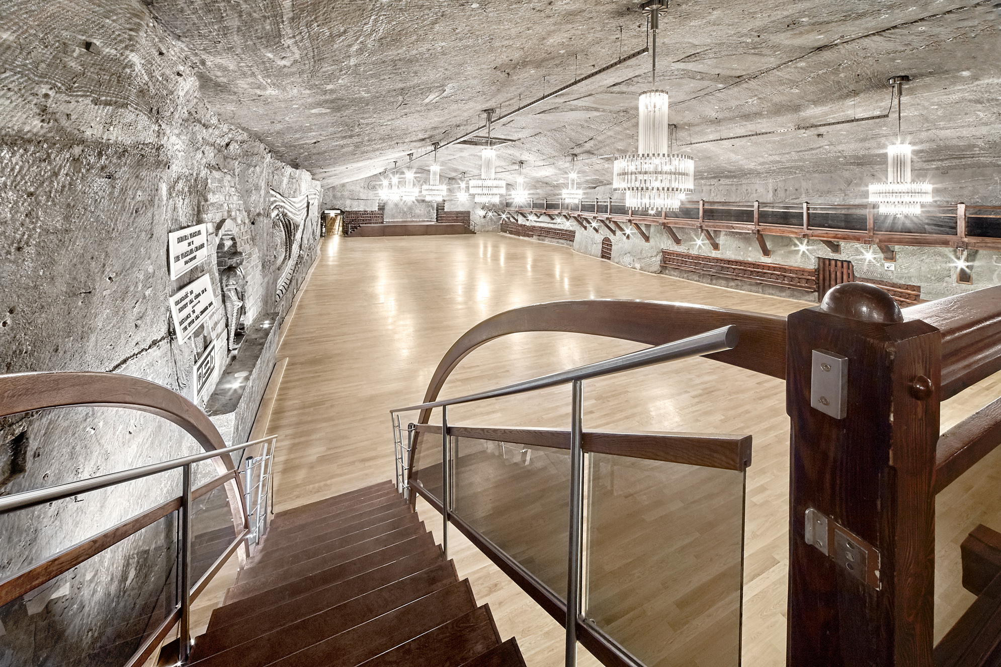 Widok ze schodów na przestronną salę bankietową w kopalni Soli Wieliczka	