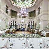 pałacowa sala bankietowa w Grand Hotelu w Krakowie, z elegancko nakrytymi stołami