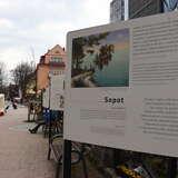 zbliżenie na tablicę opisującą miasto Sopot na wystawie Turyści i Kuracjusze opowieść o dwóch miastach
