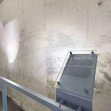 Wnętrze Muzeum Ulica Pomorska, gdzie na ścinach znajdują się napisy osób, którzy byli więźniami w obozie koncentracyjnym. Po prawej przeszklony pulpit z krótkim opisem życiorysu Czesława Mika.