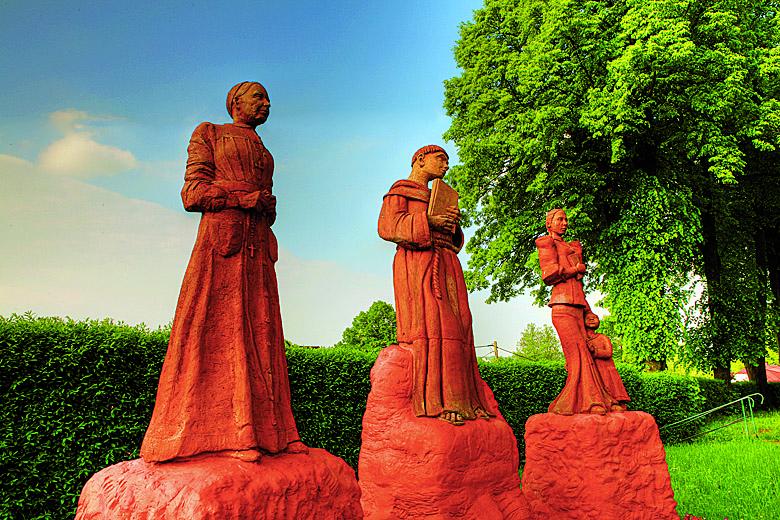 Rzeźby świętych w Lipnicy Murowanej, czerwone figury trzech osób