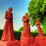 Gliniane figury trzech świętych w kolorze brązowo-rudym.