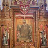 Obraz św. Stanisław w ołtarzu głównym, po bokach figury świętych , nad nim herb piastowski.