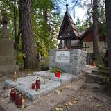 Kamienny grób Kornela Makuszyńskiego z drewnianą góralską kapliczką.