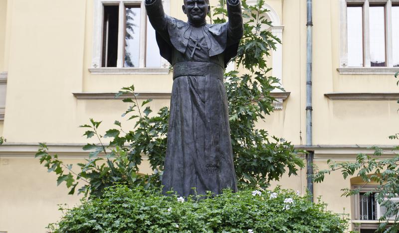 Pomnik św. Jana Pawła II z rozłożonymi rękami