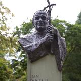 Pomnik Jana Pawła II w Parku im. H. Jordana w Krakowie